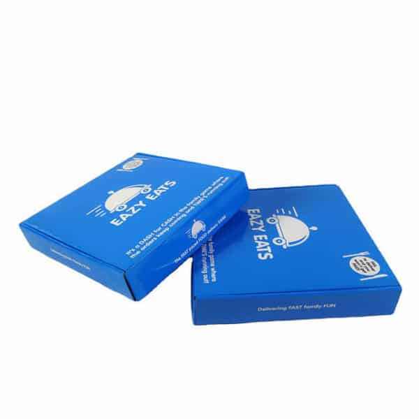 покажите две синие картонные коробки для пиццы с принтом на заказ