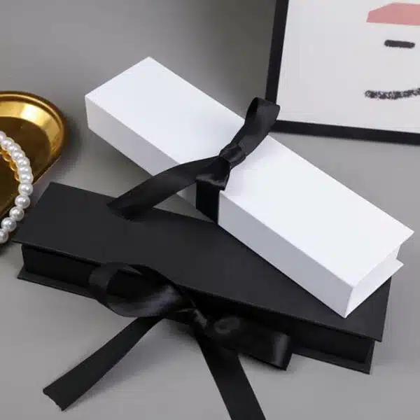 прикажете две сопствени долги кутии за накит со превртување на лента