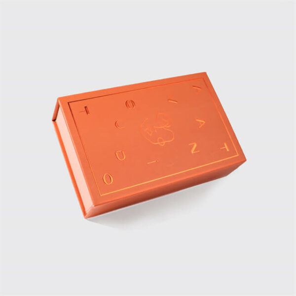 uzavretý oranžový vlastný filp top box