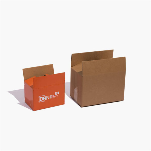 กล่องกระดาษสำหรับจัดส่งแบบกำหนดเองที่เปิดอยู่สองกล่องวางเคียงข้างกันและแสดงด้านหน้าของกล่องเหล่านั้น