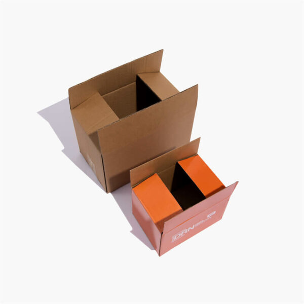 กล่องกระดาษสำหรับจัดส่งแบบกำหนดเองที่เปิดอยู่สองกล่องวางเคียงข้างกันและแสดงด้านบนสุดของกล่อง