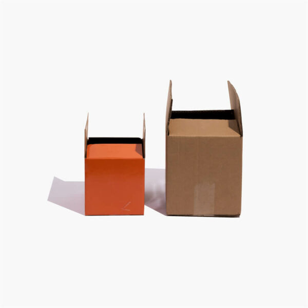 กล่องกระดาษสำหรับจัดส่งแบบกำหนดเองที่เปิดอยู่สองกล่องวางเคียงข้างกันและแสดงด้านข้างของกล่องเหล่านั้น