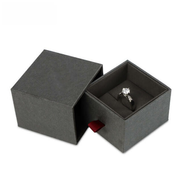 rodyti vieną juodą tinkintą kartono žiedų stalčių dėžutę su žiedu viduje