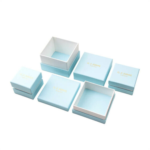 izložite hrpu plavih prilagođenih kartonskih kutija za prstenje s poklopcem