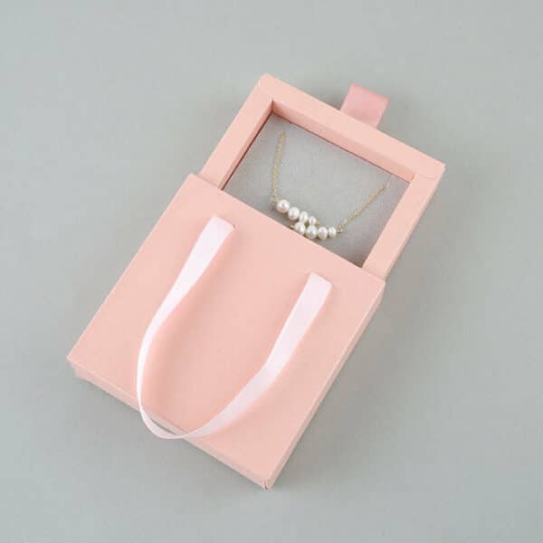 покажите одну розовую изготовленную на заказ коробку ящика ожерелья картона с ручкой