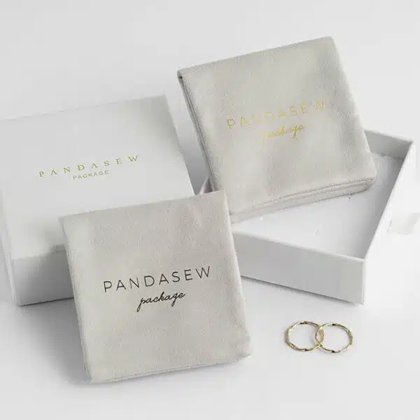 прикажете две сиви фланелни торбички со двојни пликови и една бела фиока кутија за накит