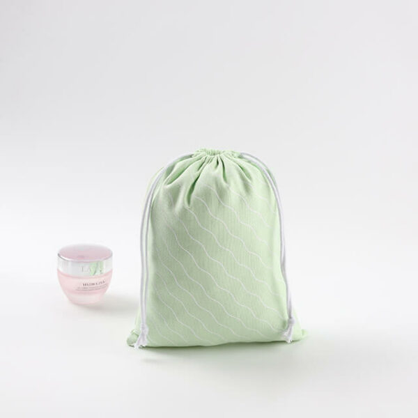 prikazati jednu zelenu prilagođenu platnenu torbicu s uzicom