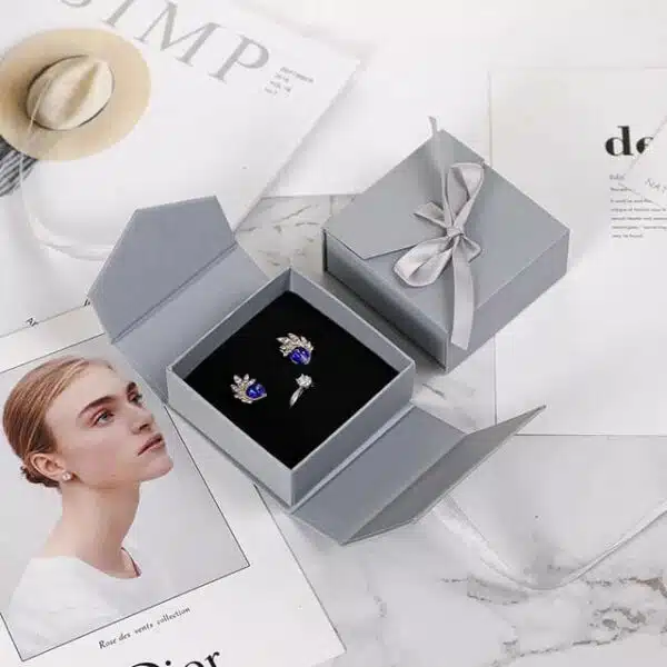 прикажете две сиви кутии за накит со превртување на магнет со сопствена лента со накит внатре