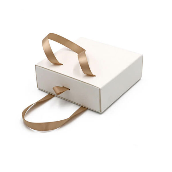 izložite jednu bijelu prilagođenu kartonsku kutiju s ladicom za naušnice s ručkom