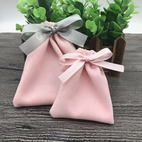 прикажете две розови торбички со кадифена лента во различни бои