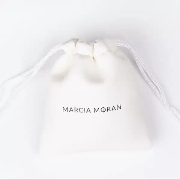 muestre el frente de una bolsa de cordón de cuero personalizada blanca
