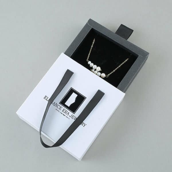 izložite jednu bijelu i crnu prilagođenu kartonsku kutiju s ladicom za ogrlicu s ručkom