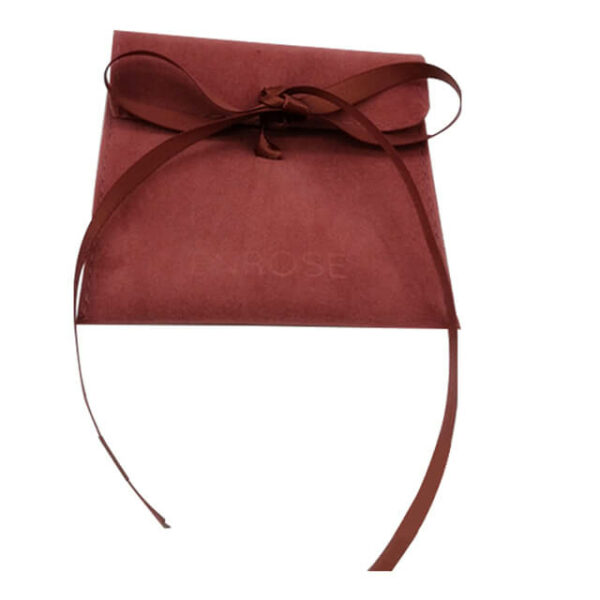 muestre el frente de una bolsa roja personalizada con cordón central de sobre de terciopelo