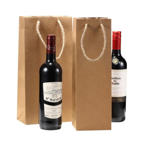 две прилагодени хартиени кеси за вино стојат рамо до рамо со две шишиња вино покрај