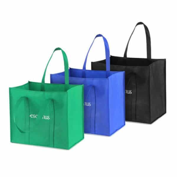 prikazati tri prilagođene netkane polipropilenske vrećice za višekratnu upotrebu u različitim bojama