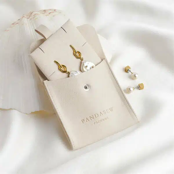 прикажете една бела чанта за накит по сопствена желба со една обвивка за вметнување накит во иста боја