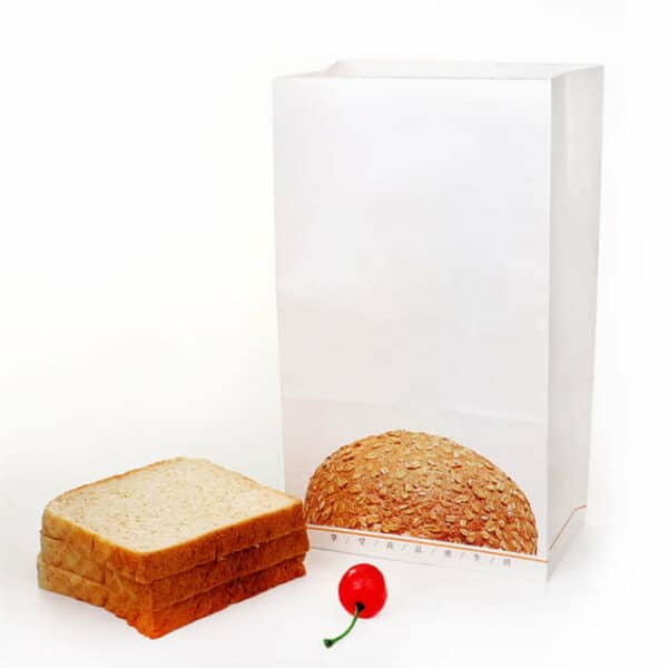 прикажете една празна СОС хартиена кеса за пакување леб со неколку ливчиња леб покрај неа