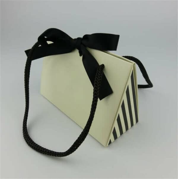 mostrar el estado de plegado completo de la bolsa de papel personalizada estilo triángulo amarillo