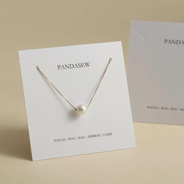 прикажете две бели картички за накит по сопствена хартија со накит на неа