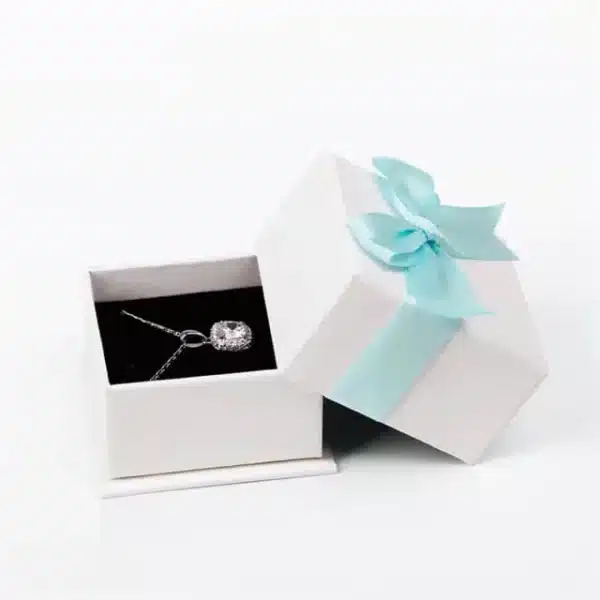 izložite jednu bijelu krutu kutiju za nakit po narudžbi s poklopcem u otvorenom stanju s ogrlicom unutra