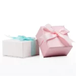 Präsentieren Sie zwei individuelle Schmuckkästchen mit Deckel in verschiedenen Farben