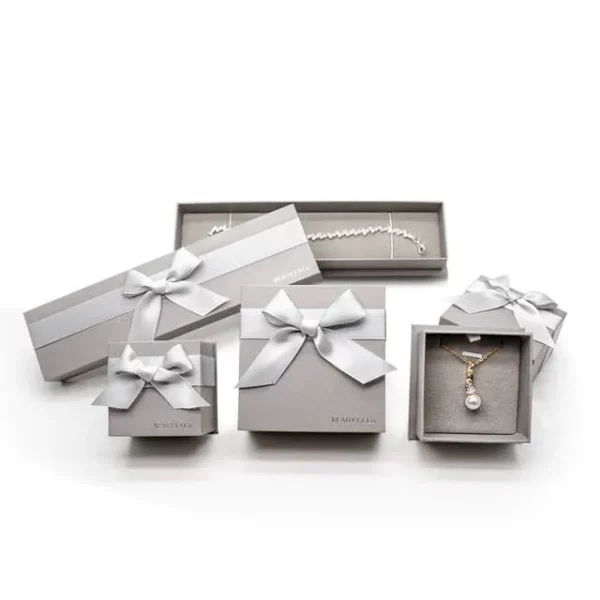 parodyti vieną nestandartinę papuošalų dovanų dėžutę su dangteliu, sidabro komplektą