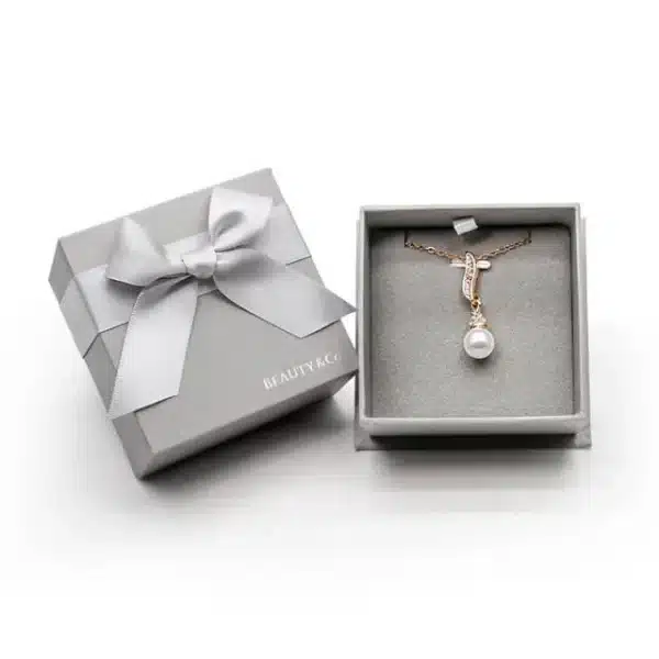 Prikaži jednu kutiju s ogrlicom od prilagođenih poklon kutija za nakit sa srebrnim poklopcem