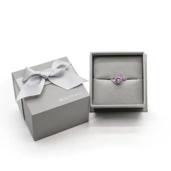 Prikaži jednu kutiju za prstenje prilagođenih poklon kutija za nakit sa srebrnim poklopcem