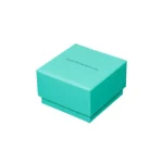 Präsentieren Sie eine individuelle Schmuckschatulle in Cyan mit teilweisem Deckel im geschlossenen Zustand