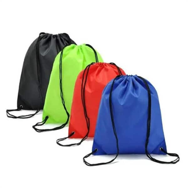 แสดงกระเป๋า Drawstring Backpack แบบใช้ซ้ำได้สี่ใบที่มีท่าทางต่างกัน