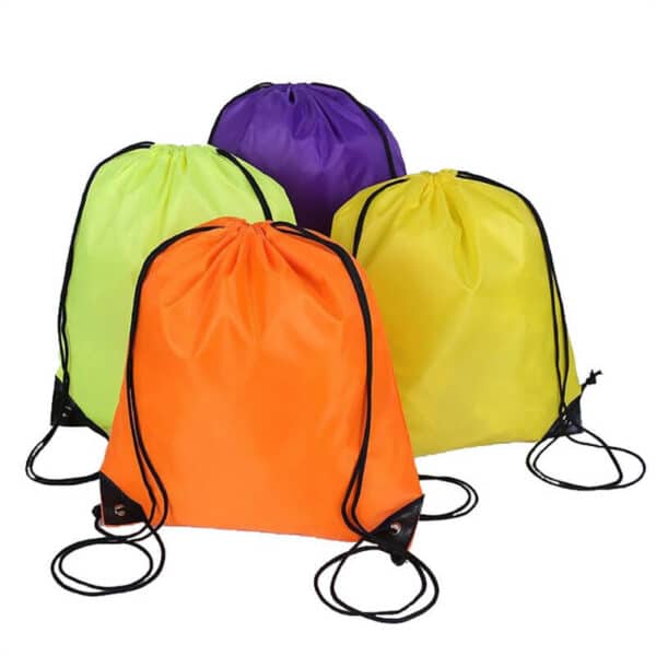 vystavte štyri rôzne farebné vrecká na batoh so sťahovacou šnúrkou na opakované použitie