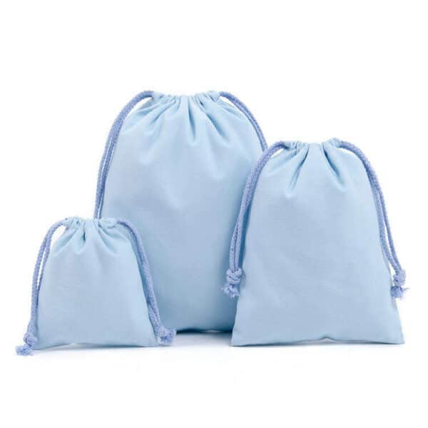 มีถุงหูรูดแบบกำหนดเองสีน้ำเงินสามใบที่ใช้ซ้ำได้ในขนาดต่างๆ