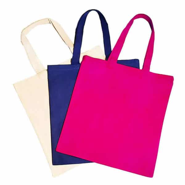 Има три празни торбички за повеќекратна употреба во прилагоден економичен стил, бела, сина и розова
