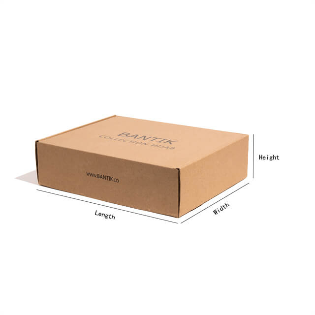 една прилагодена крафт-поштарска кутија означена со должина, ширина и висина