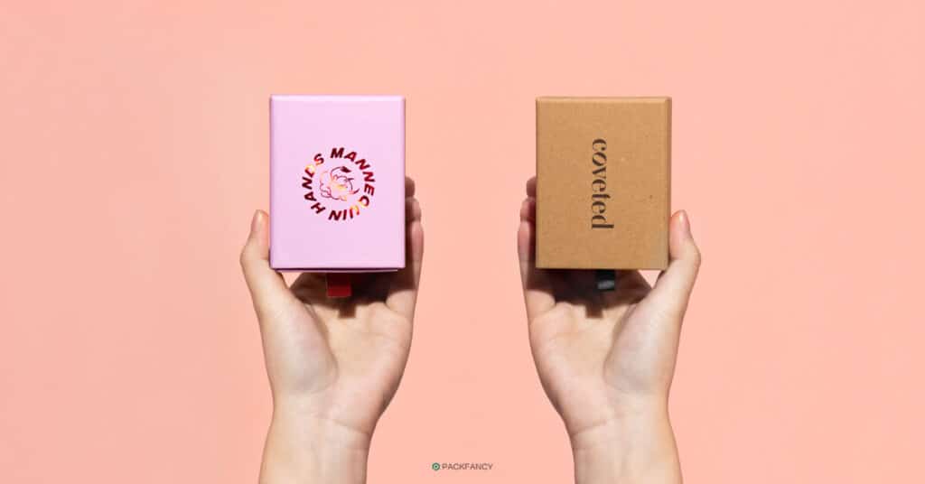 две раце држат две кутии со сопствен бренд