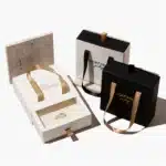 ერთ გახსნილ მუყაოს უჯრის სამკაულების ყუთს სახელურით აქვს ბეჭედი შიგნით, ხოლო დანარჩენი ორი ყუთი დგას მის გვერდით