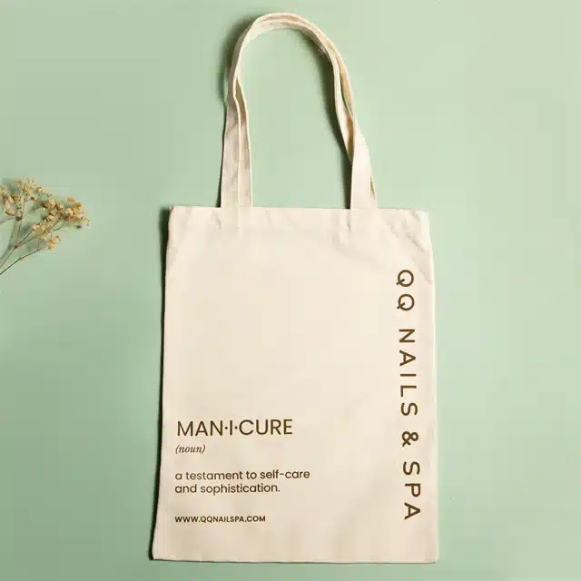 C1 Präsentieren Sie die Vorderseite einer individuell bedruckten Canvas-Einkaufstasche im Economy-Stil in Elfenbeinfarbe