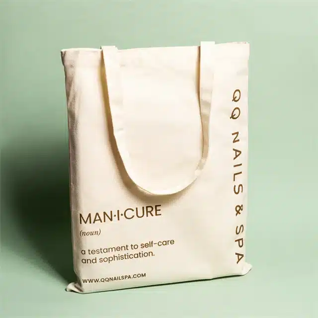 C2 Zeigen Sie den Stand-up-Stil einer individuell bedruckten Canvas-Tragetasche im Economy-Stil in Elfenbeinfarbe