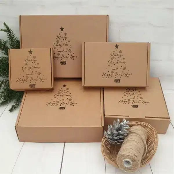 еден куп прилагодени крафт божиќни кутии за испорака во различни големини