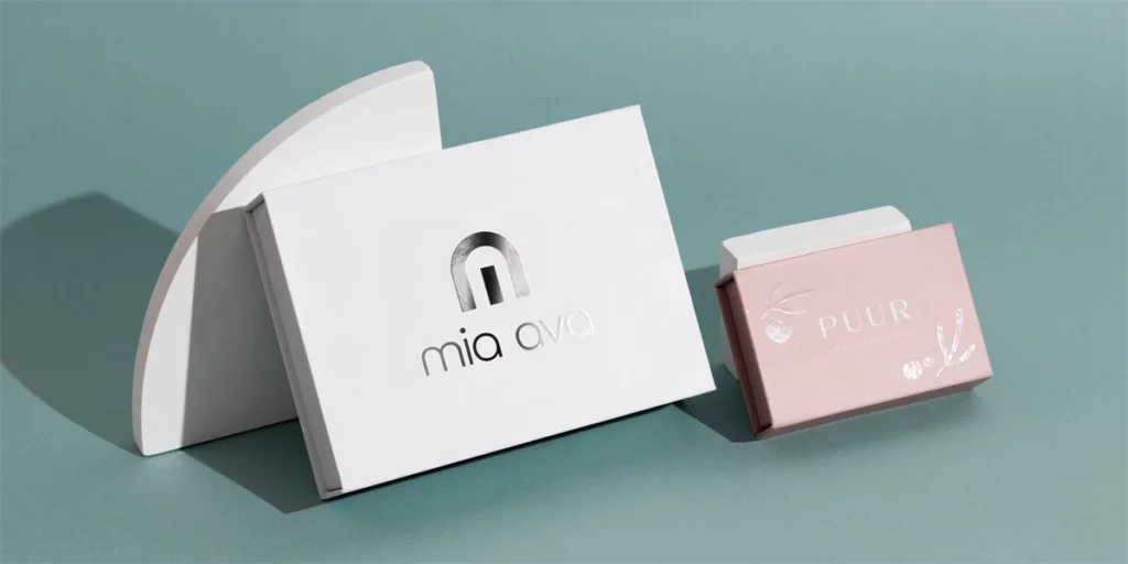 прикажете една бела приспособена магнетна кутија со испечатено лого на дамка UV и една розова магнетна кутија со испечатена точка UV шема