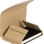 ღია, ეკოლოგიურად მორგებული წიგნის საფოსტო ყუთები, რომელშიც გამოსახულია წიგნი შეფუთული