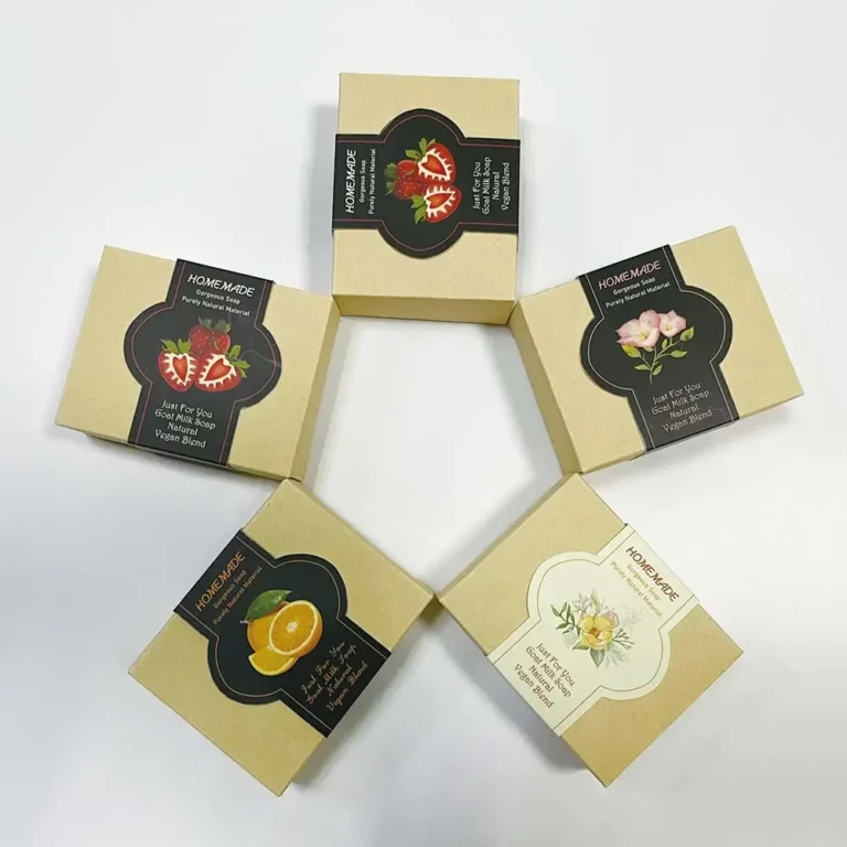 ბუნებრივი ფერის ხუთი კვადრატული ყუთი განლაგებულია ჯვარედინი ფორმირებით, თითოეულს აქვს განსხვავებული მორგებული ყუთი ხილისა და ყვავილების ილუსტრაციებით.