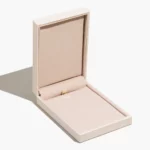 აჩვენეთ დახურული ხისტი ყუთი დახურული სახურავით