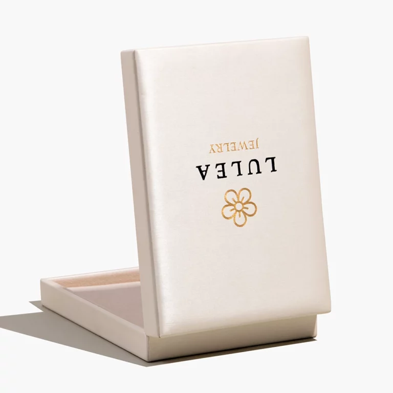 აჩვენეთ გახსნილი ხისტი ყუთის უკანა მხარე დახურული სახურავით