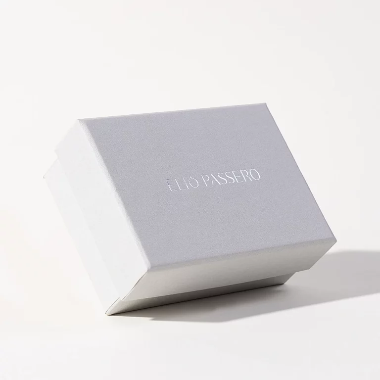 აჩვენეთ ნაწილობრივი საფარის ხისტი ყუთი დახურულ მდგომარეობაში