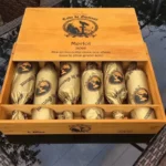 აჩვენეთ რამდენიმე ღვინის ბოთლი, შეფუთული ოქროს ქსოვილით, ხის ყუთში