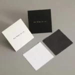 Zeigen Sie ein weißes und ein schwarzes Schmuckpoliertuch