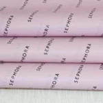 მორგებული ვარდისფერი ქსოვილის ქაღალდის დეტალების ჩვენება სხვა კუთხით