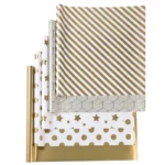 აჩვენეთ მორგებული ქსოვილის შესაფუთი ქაღალდის რამდენიმე ფურცელი სხვადასხვა ოქროსა და თეთრი ნიმუშებით, მათ შორის ზოლებით,