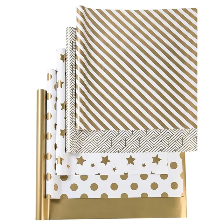 აჩვენეთ მორგებული ქსოვილის შესაფუთი ქაღალდის რამდენიმე ფურცელი სხვადასხვა ოქროსა და თეთრი ნიმუშებით, მათ შორის ზოლებით,